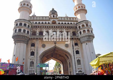 Die Architektur der vier Minarette von charminar ist ein Denkmal und eine Moschee in Hyderabad, Indien Stockfoto