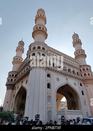 Die Architektur der vier Minarette von charminar ist ein Denkmal und eine Moschee in Hyderabad, Indien Stockfoto