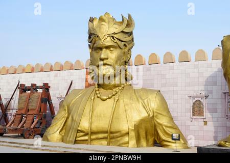 Die Bhallaladeva-Statue von Bahubali in der Ramoji Film City in Hyderabad, Indien, ist eine majestätische Skulptur des Charakters Bhallaladeva, dem Hauptantagonisten Stockfoto