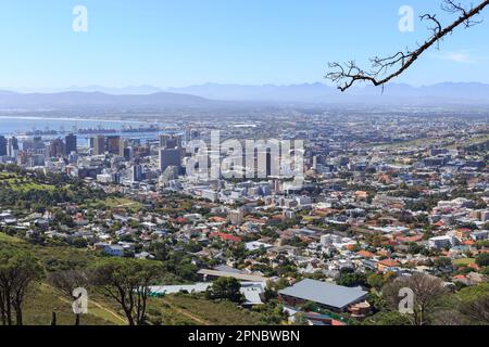 Kapstadt, Westkap, Südafrika - 15. April 2023: Kapstadt City, aufgenommen vom Signal Hill im Herbst. Stockfoto