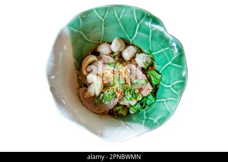 Stanzteil aus asiatischen Rindernudeln und Basilikumblättern mit Suppe auf weiß isoliert. Stockfoto