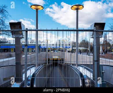 Bauzaun Am Eingang Zur U-Bahn-Station Rathaus Spandau, Berlin, Deutschland Stockfoto