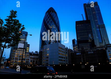 LONDON, GROSSBRITANNIEN - 16. MAI 2014: Dies sind Wolkenkratzer der City of London bei Nacht. Stockfoto