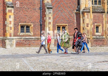 HAMPTON, GROSSBRITANNIEN - 18. MAI 2014: Es gibt unbekannte Künstler in den Charakteren von König Heinrich VIII. Und Kardinal Thomas Wolsey mit einem Retinue o Stockfoto