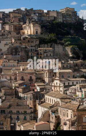 Ragusa Ibla, Blick von der Via Paterno Arezzo, Kirche San Filippo Neri und über der Skala Santa Maria delle, Provinz Ragusa, Sizilien, Italien, Europa; UN Stockfoto