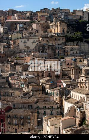 Ragusa Ibla, Blick von der Via Paterno Arezzo, Kirche San Filippo Neri und über der Skala Santa Maria delle, Provinz Ragusa, Sizilien, Italien, Europa; UN Stockfoto