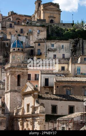 Ragusa Ibla, Blick von der Via Paterno Arezzo, Kirche San Filippo Neri und über der Skala Santa Maria delle, Provinz Ragusa, Sizilien, Italien, Europa; UN Stockfoto