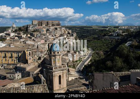 Ragusa Ibla, die Kirche San Filippo Neri und im Hintergrund die Kuppel des Doms und das Militärviertel, jetzt Universität, Provinz Ragusa, sic Stockfoto