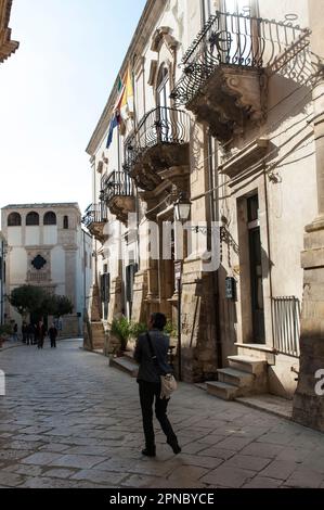 Das Dorf Scicli, Via Mormina Penna, im Hintergrund die Kirche Santa Teresa, Provinz Ragusa, Sizilien, Italien, Europa; UNESCO-Weltkulturerbe Stockfoto