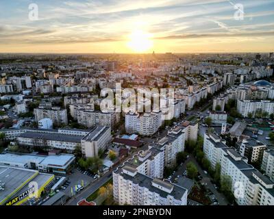 Ein atemberaubender Blick aus der Vogelperspektive auf den Sonnenuntergang über der Skyline von Bukarest Stockfoto