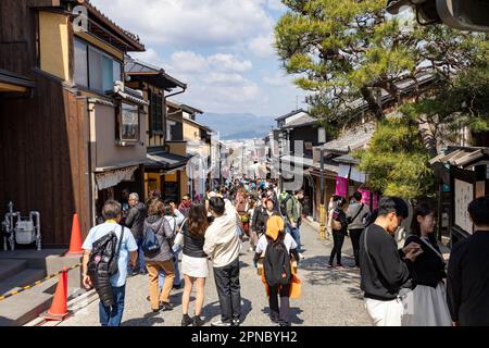 Kyoto Japan 2023. April folgen Besucher und Touristen der Straße zum Kiyomizu -dera-Tempel im Osten von Kyoto, vorbei an Geschäften, Restaurants und Souvenirs Stockfoto