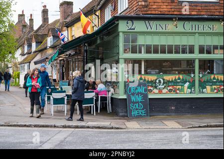 Gäste, die an den Tischen auf dem Bürgersteig sitzen, genießen Erfrischungen in der No2 Pound Street, einem Käse- und Weinladen und Delikatessen. Wendover, Buckinghamshire, England Stockfoto