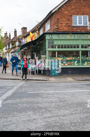 Gäste, die an den Tischen auf dem Bürgersteig sitzen, genießen Erfrischungen in der No2 Pound Street, einem Käse- und Weinladen und Delikatessen. Wendover, Buckinghamshire, England Stockfoto