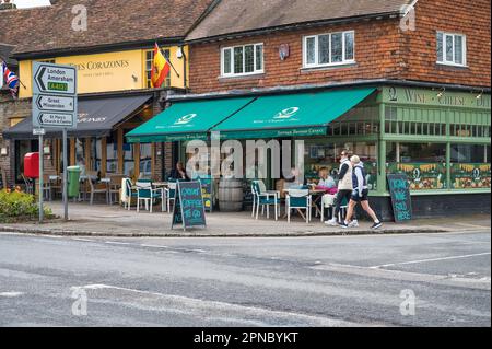 Gäste, die an den Tischen auf dem Bürgersteig sitzen, genießen Erfrischungen in der No2 Pound Street, einem Käse- und Weinladen und Delikatessen. Wendover, Buckinghamshire, England Stockfoto