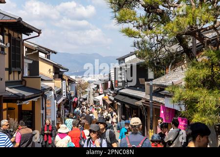 Kyoto Japan 2023. April folgen Besucher und Touristen der Straße zum Kiyomizu -dera-Tempel im Osten von Kyoto, vorbei an Geschäften, Restaurants und Souvenirs Stockfoto