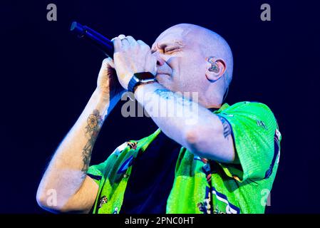 Max Pezzali tritt live während der max Pezzali max 30 nei Palasport