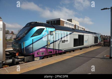 First TransPennine Express Class 68 loco 68022 fährt den 5B73 0926 Cleethorpes über die Scunthorpe Station am 18/04/23 nach Doncaster. Stockfoto