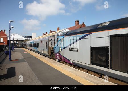 First TransPennine Express Class 68 loco 68022 fährt den 5B73 0926 Cleethorpes über die Scunthorpe Station am 18/04/23 nach Doncaster. Stockfoto