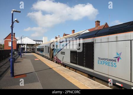 First TransPennine Express Class 68 loco 68022 fährt den 5B73 0926 Cleethorpes über die Scunthorpe Station am 18/04/23 nach Doncaster. Stockfoto