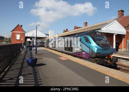 First TransPennine Express Class 68 loco 68022 fährt den 5B73 0926 Cleethorpes über die Scunthorpe Station am 18/04/23 nach Doncaster. Stockfoto