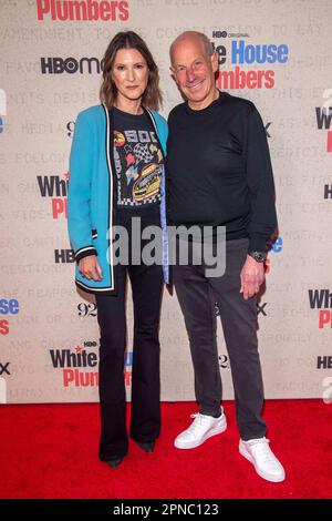 New York, Usa. 17. April 2023. NEW YORK, NEW YORK - 17. APRIL: Lizzie Tisch und Jonathan Tisch nehmen am 92. 17. April 2023 in New York City an der New Yorker Premiere „White House Plumbers“ von HBO Teil. Kredit: SOPA Images Limited/Alamy Live News Stockfoto