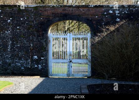 Ein altes Garteneingang in einen ummauerten Landschaftsgarten Stockfoto