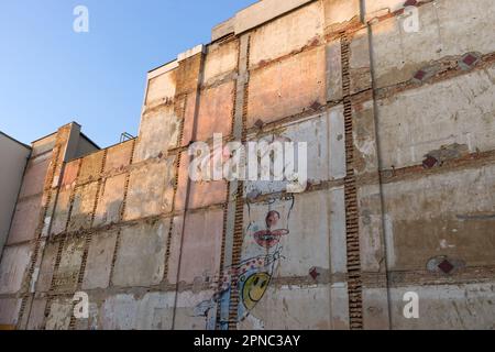 Fassade eines mehrstöckigen Gebäudes nach Abriss des Nachbarhauses Stockfoto