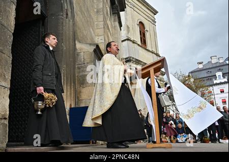 LEMBERG, UKRAINE - 15. APRIL 2023 - Ein Priester hält eine Rede vor dem Segen der Osterkörbe im Bernardinenkloster am Heiligen Samstag, Lemberg, Stockfoto