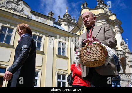 LEMBERG, UKRAINE - 15. APRIL 2023 - Menschen tragen Osterkörbe, um am Heiligen Samstag in der St. George's Cathedral gesegnet zu werden, Lemberg, westliche Ukraine. Stockfoto