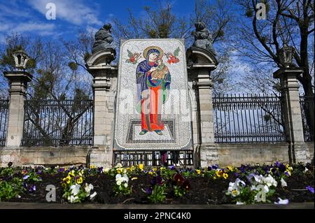 LEMBERG, UKRAINE - 15. APRIL 2023 - das Mosaiksymbol von Maria, Mutter Gottes, und Baby Jesus ist vor der St. George's Cathedral am Heiligen Samstag, Lv Stockfoto