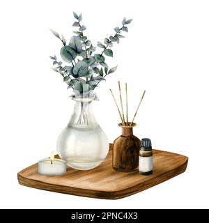 Aroma-Diffusorflasche mit Stäbchen, ätherischem Öl, Kerze und Eukalyptusbouquet in transparenter Glasvase Stockfoto