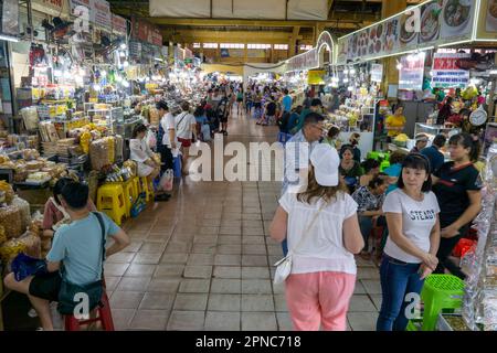 Binh Tay Market ist ein überdachter Markt mit Verkaufsständen, die Haushaltswaren, Produkte und lokale Gerichte wie Pho und Frühlingsrollen verkaufen. Stockfoto