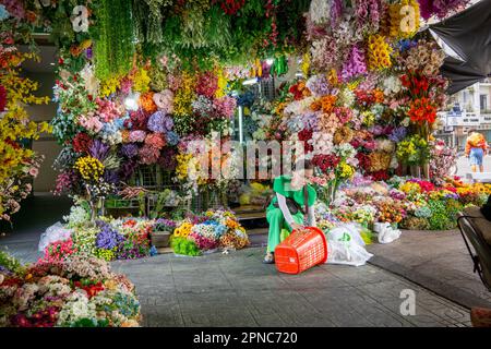 Binh Tay Market ist ein überdachter Markt mit Verkaufsständen, die Haushaltswaren, Produkte und lokale Gerichte wie Pho und Frühlingsrollen verkaufen. Stockfoto