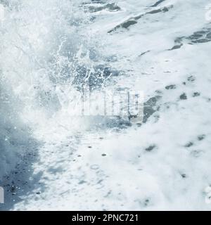Meeresschaum, Meereswellen, sprudelnder Wasserhintergrund. Quadratische Karte. Stockfoto