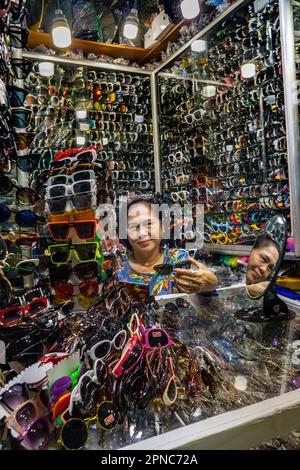 Binh Tay Market ist ein überdachter Markt mit Verkaufsständen, die Haushaltswaren, Produkte und lokale Gerichte wie Pho und Frühlingsrollen verkaufen. Stockfoto