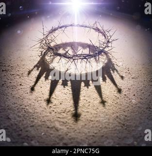 Dornenkranz Mit King Crown Shadow - Königliches Symbol Jesu Stockfoto