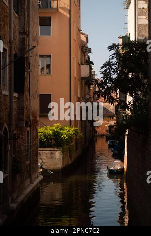 Blick auf das Boot auf dem Kanal unter Gebäuden in der Altstadt Stockfoto