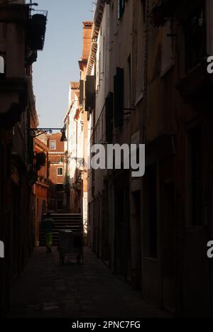 Straße mit bunten Gebäuden in Sonnenlicht Stockfoto
