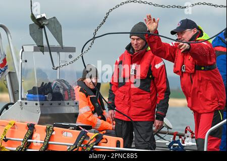 Aseleben, Deutschland. 18. April 2023. Sven Thomas (M), Projektmanager und Unterwasser-Archäologe, ist mit seinem Team auf einem Boot auf dem Lake Suess. Zum ersten Mal werden moderne Technologien wie die schwimmende Sonobot-Drohne und ein Subprofiler bei der Suche nach archäologischen Schätzen unter Wasser auf dem Grund des Lake Suess eingesetzt. Kredit: Heiko Rebsch/dpa/Alamy Live News Stockfoto