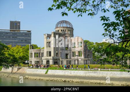 Hiroshima, Japan - 17. April 2023: Das Hiroshima Peace Memorial, heute bekannt als Atombombendom in Hiroshima, Japan. Stockfoto