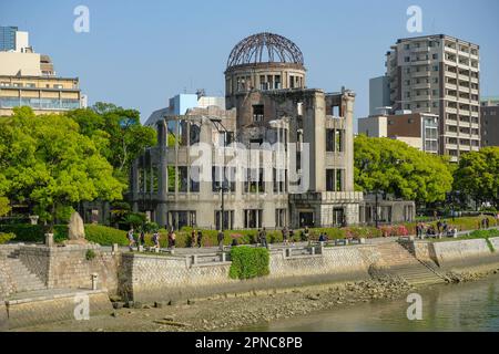 Hiroshima, Japan - 17. April 2023: Das Hiroshima Peace Memorial, heute bekannt als Atombombendom in Hiroshima, Japan. Stockfoto