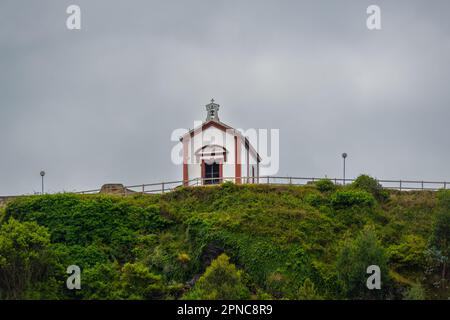 Blick auf Gebäude vor dem dunklen Himmel Stockfoto