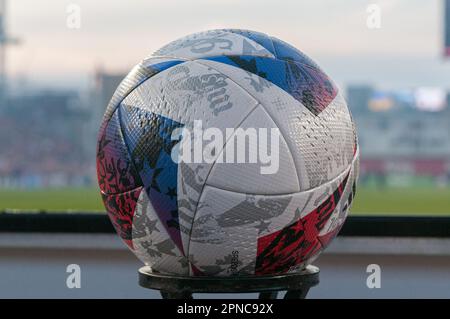 Toronto, ONTARIO, Kanada - 15. April: Sehen Sie sich den Spielball mit dem MLS-Logo während des regulären MLS-Saisonspiels 2023 zwischen dem Toronto FC (Kanada) und der Atlanta Uni an Stockfoto