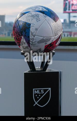 Toronto, ONTARIO, Kanada - 15. April: Sehen Sie sich den Spielball mit dem MLS-Logo während des regulären MLS-Saisonspiels 2023 zwischen dem Toronto FC (Kanada) und der Atlanta Uni an Stockfoto