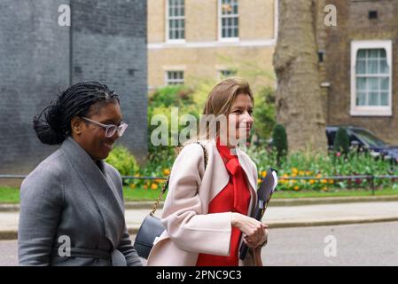 London, Großbritannien. Am 18. April 2023 verlassen die Minister die Downing Street nach der wöchentlichen Kabinettssitzung. IM BILD: Semi Badenoch Secretary of State for International Trade und Lucy Frazer KC MP Secretary of State for Culture, Media, and Sport Credit: Bridget Catterall/Alamy Live News Stockfoto