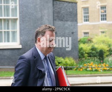 London, Großbritannien. Am 18. April 2023 verlassen die Minister die Downing Street nach der wöchentlichen Kabinettssitzung. BILD: RT Hon Mel Stride Staatssekretär für Arbeit und Renten. Kredit: Bridget Catterall/Alamy Live News Stockfoto