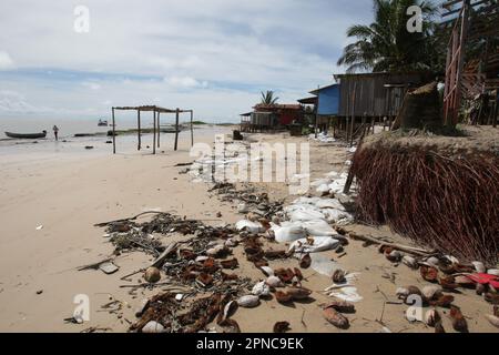 Marajo Island, Brasilien. 17. April 2023. Eine allgemeine Ansicht zeigt eine große Menge Müll während Ebbe am Strand Vila do Pesqueiro am 17. April 2023 in Soure, Marajó Insel Amazonas Region nördlich von Brasilien. Die Insel Marajó ist mit einer Fläche von etwa 40,100 km² die größte Meeresinsel der Welt, die sich im para State in der Mündung des Amazonas befindet. (Foto: Paulo Amorim/Sipa USA) Guthaben: SIPA USA/Alamy Live News Stockfoto