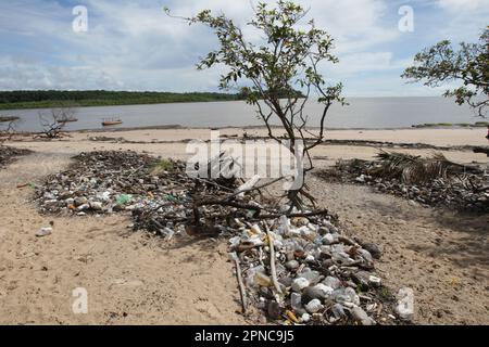 Marajo Island, Brasilien. 17. April 2023. Eine allgemeine Ansicht zeigt eine große Menge Müll während Ebbe am Strand Vila do Pesqueiro am 17. April 2023 in Soure, Marajó Insel Amazonas Region nördlich von Brasilien. Die Insel Marajó ist mit einer Fläche von etwa 40,100 km² die größte Meeresinsel der Welt, die sich im para State in der Mündung des Amazonas befindet. (Foto: Paulo Amorim/Sipa USA) Guthaben: SIPA USA/Alamy Live News Stockfoto