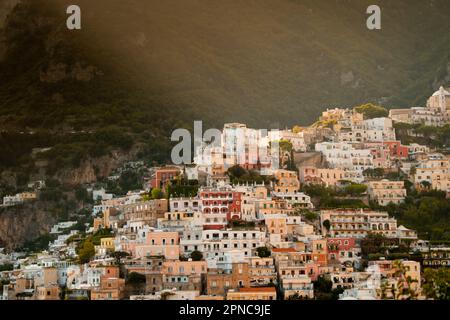 Ein malerisches Dorf Positano hoch oben auf einer zerklüfteten Klippe mit sommerlichem Sonnenuntergang über der Küste Stockfoto