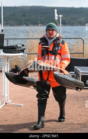 Aseleben, Deutschland. 18. April 2023. Stephan Packebusch bringt eine schwimmende Sonobot-Drohne mit. Dieses Gerät kann den Seegrund mit Sonar unabhängig voneinander scannen und anzeigen. Diese moderne Technologie wird zum ersten Mal bei der Suche nach archäologischen Schätzen unter Wasser auf dem Grund des Süßener Meeres eingesetzt. Kredit: Heiko Rebsch/dpa/Alamy Live News Stockfoto